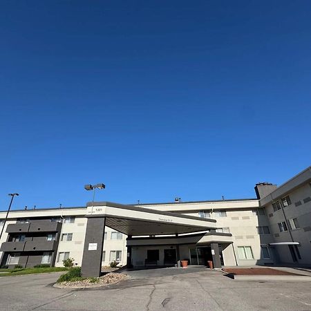 Отель Wingate By Wyndham Lincoln Airport East Экстерьер фото