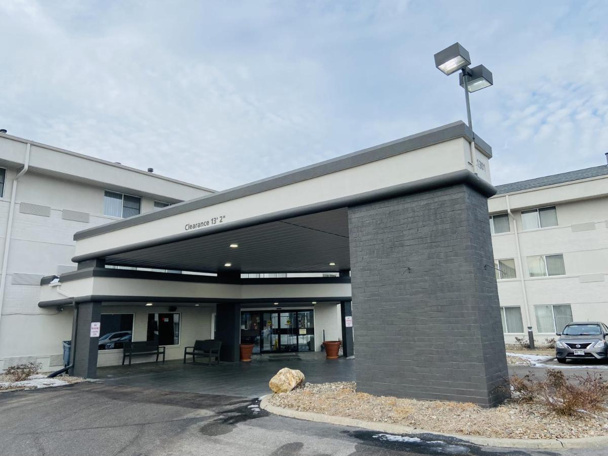 Отель Wingate By Wyndham Lincoln Airport East Экстерьер фото