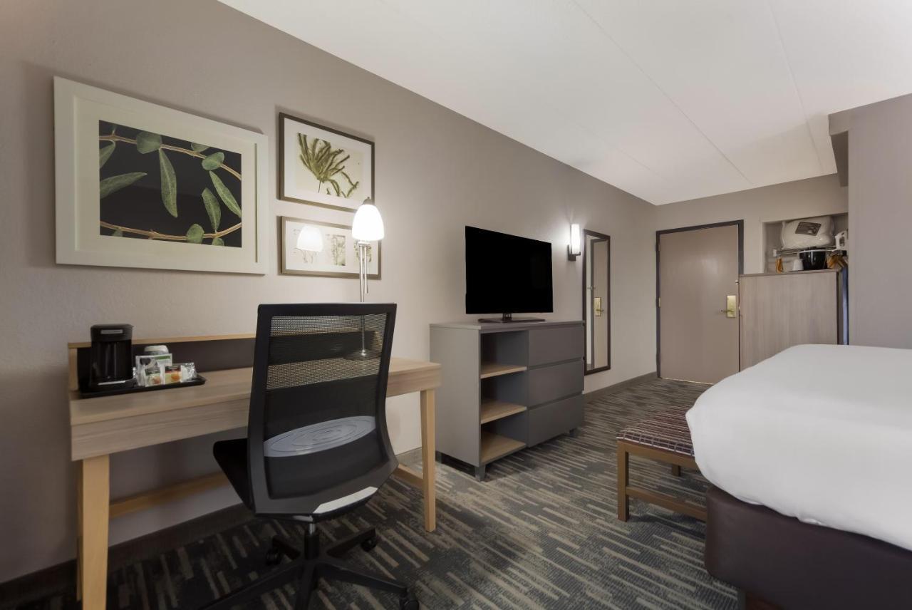 Отель Wingate By Wyndham Lincoln Airport East Экстерьер фото