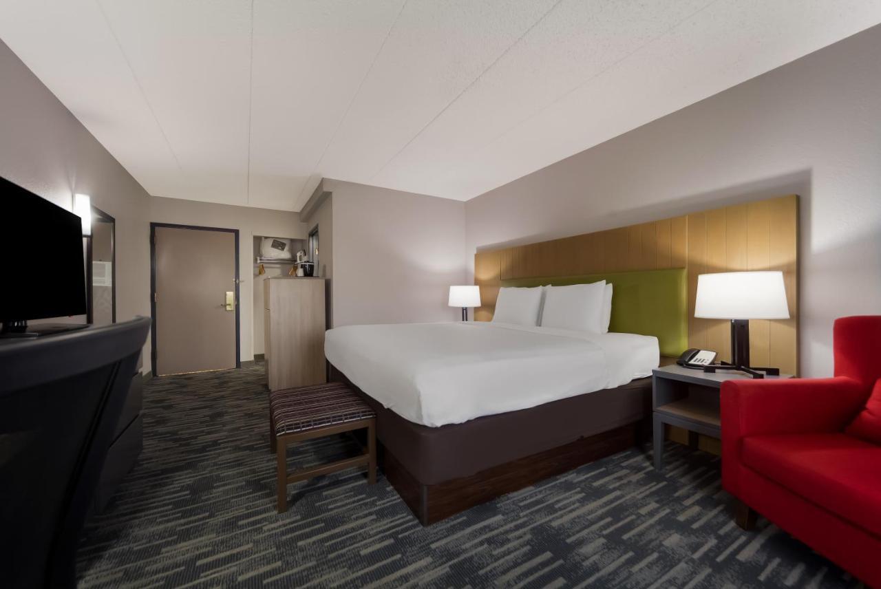 Отель Wingate By Wyndham Lincoln Airport East Экстерьер фото