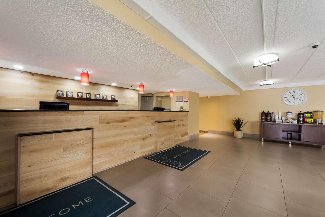 Отель Wingate By Wyndham Lincoln Airport East Экстерьер фото
