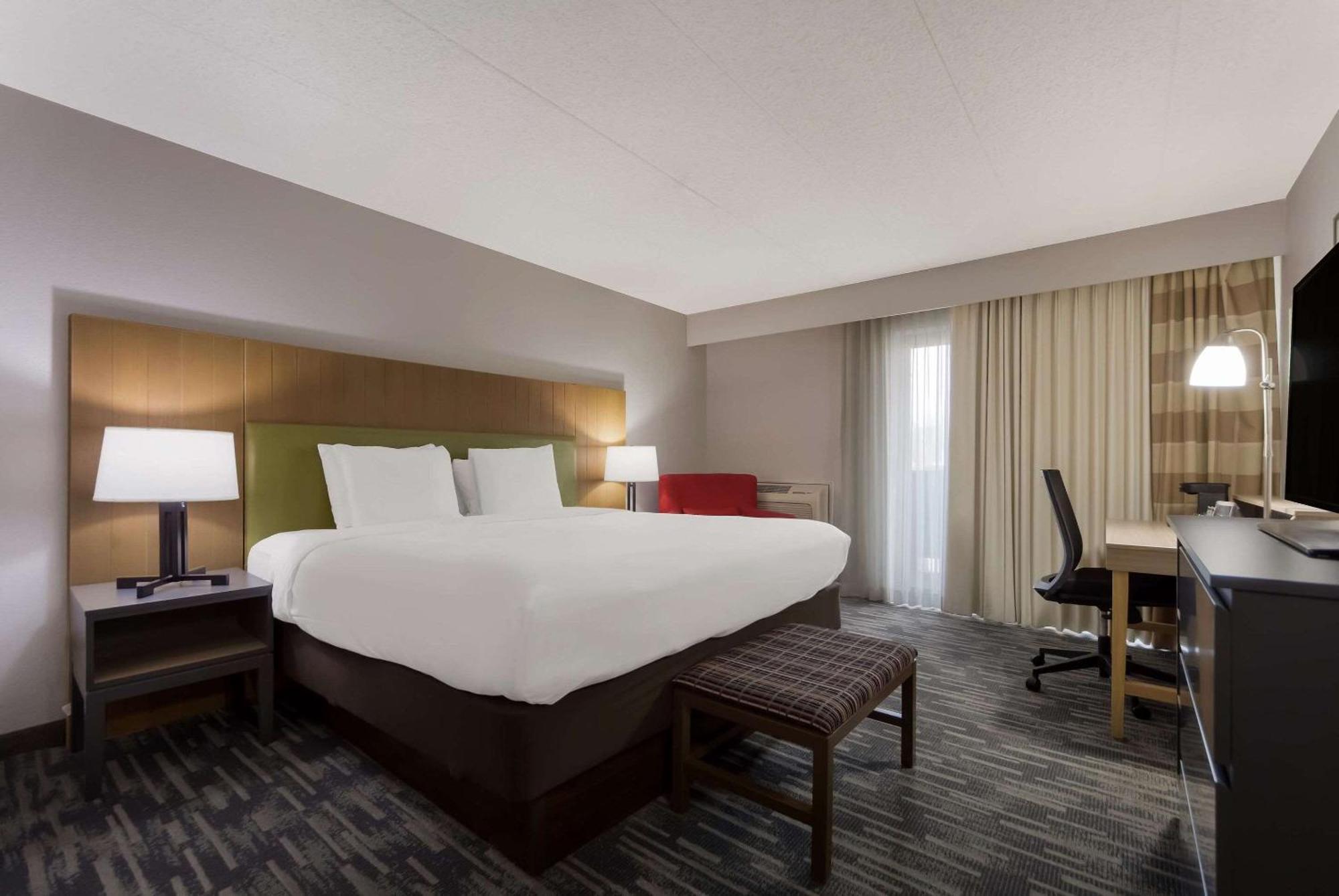 Отель Wingate By Wyndham Lincoln Airport East Экстерьер фото