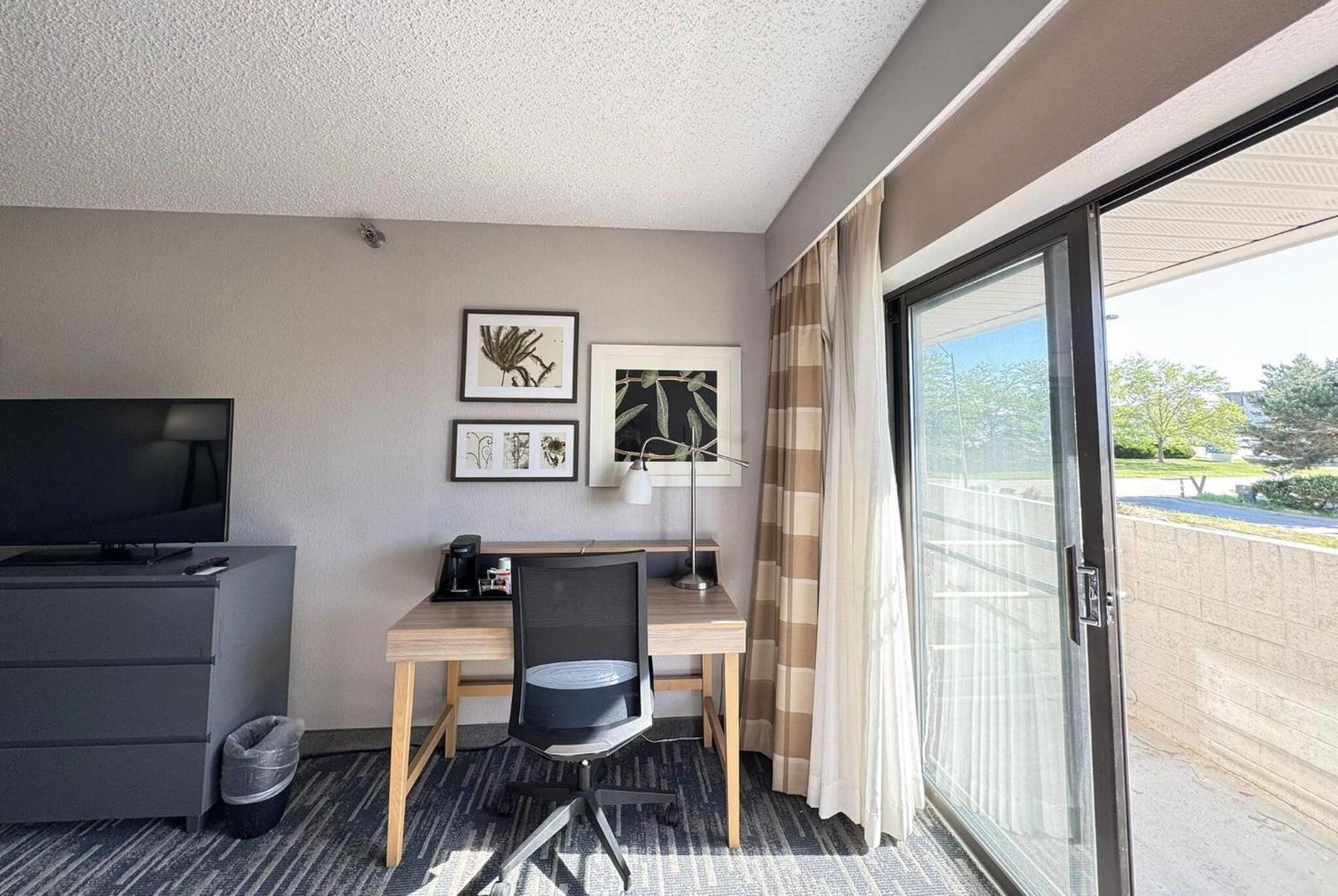 Отель Wingate By Wyndham Lincoln Airport East Экстерьер фото